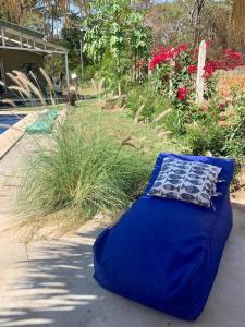 TamaniqueWabi Sabi , beach home的一张蓝色的床,坐在院子里的地面上