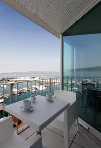 特罗亚Troia Residence by The Editory - Apartamentos Marina的白色的桌椅,享有海景