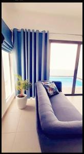 弗利康弗拉克3bed villa with private pool and rooftop with a sea view in flic-en-flac, Mauritius的客厅的窗户前设有沙发