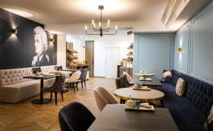 维也纳elaya hotel vienna city center的一间带桌椅的餐厅
