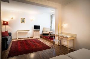 维也纳ANA加拉艺术酒店的客厅配有沙发和桌子