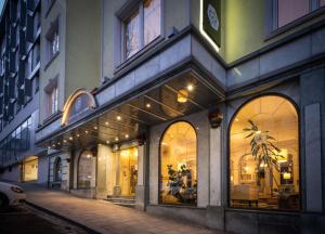 维也纳ANA加拉艺术酒店的建筑前方的商店,有窗户