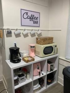 布鲁克黑文The Haven的厨房架配有微波炉和咖啡吧标志