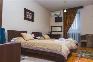 克鲁舍瓦茨Garni Hotel City的酒店客房设有两张床和电视。