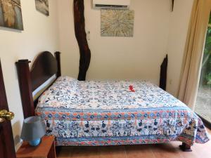 萨玛拉Villas jungle 5的一间卧室配有床,床上装有被子