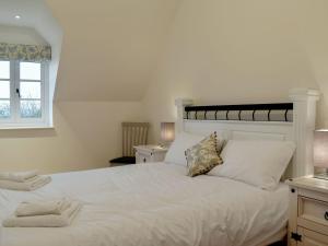 MarnhullThe New Inn Barn-uk31813的卧室配有一张大白色床和窗户