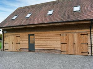 MarnhullThe New Inn Barn-uk31813的一个带两个木门和屋顶的车库