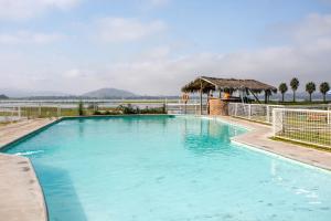 Las CabrasHotel Jardin del Lago的一个带凉亭的大型蓝色游泳池