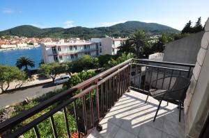 尼亚卢卡Apartments by the sea Vela Luka, Korcula - 9243的阳台配有椅子,享有水景