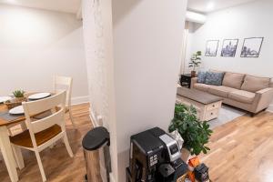 辛辛那提Spacious 2 bed 2 bath Downtown OTR condo minutes walk to the Reds Bengals stadium & more!的客厅配有沙发和桌子