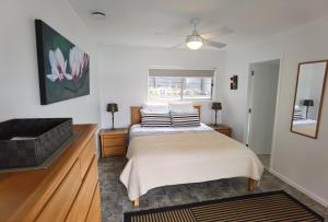 OpuaWater's Edge Holiday Home的一间卧室设有一张大床和一个窗户。
