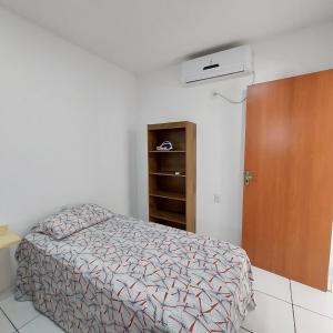 巴纳伊巴Chales do delta Piauí的一间卧室设有一张床和一个棕色的门
