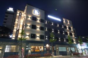 统营市Brooks Hotel Tongyeong的一座在晚上有灯的大建筑