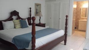 Florence HallFisherman's Inn的一间卧室配有一张带蓝白色毯子的床
