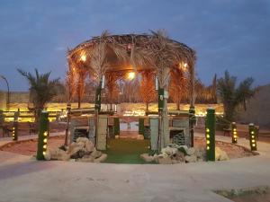 利雅德استراحة لبنان ا في بنبان Istraha的公园里带灯的大型竹子结构