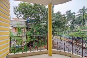 加尔各答Goroomgo Elite Stay Salt Lake Kolkata Near Metro Station的享有街道景致的阳台