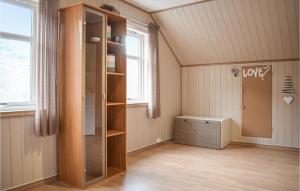 EtnesjøenCozy Home In Etne With Wifi的一个空房间,有衣柜和窗口