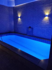 里约热内卢Champion motel的客房内的大型游泳池拥有蓝色的灯光