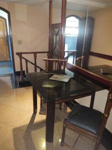 里约热内卢Champion motel的一张带镜子和椅子的木桌