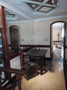 里约热内卢Champion motel的一间带桌子和镜子的用餐室