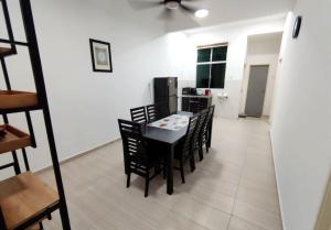 马六甲D'Luna Homestay Melaka Fully Aircond的厨房以及带桌椅的用餐室。