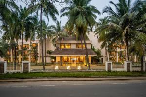 达曼Silver Waves Resort & Spa Daman, a member of Radisson Individuals的一座棕榈树建筑