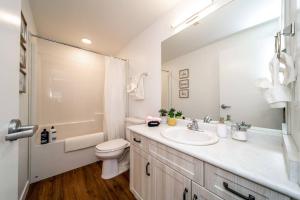 埃德蒙顿Exotic,LUSH,Rainforest,CR,Suite,King,U/G,Wifi的白色的浴室设有水槽和卫生间。
