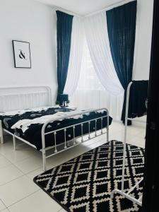 Kampong HilirVilla Pool Kepala Batas的一间卧室配有一张带蓝色窗帘和地毯的床