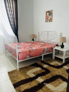 Kampong HilirVilla Pool Kepala Batas的卧室配有白色床和红色棉被