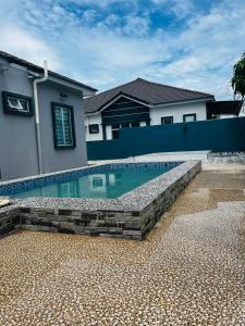 Kampong HilirVilla Pool Kepala Batas的房屋前的游泳池