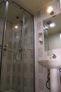 奥索尔诺Hotel Mackenna的带淋浴和盥洗盆的浴室