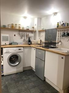 蒙彼利埃L'Aiguillerie的厨房配有洗衣机和水槽