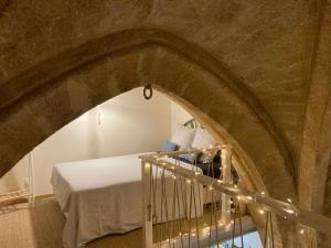 蒙彼利埃L'Aiguillerie的一间设有床铺的客房和一个带灯光的楼梯