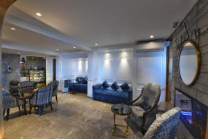 西姆拉雪松Spa大酒店的客厅配有蓝色的沙发和椅子