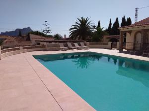 卡尔佩Daenerys - AzulenaCalpe的庭院里的一个蓝色海水游泳池