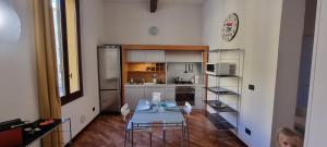 博洛尼亚crociali的一间厨房,里面配有桌椅