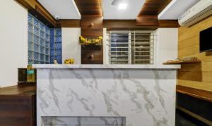 班加罗尔Treebo Trend Elite Heritage的一个带大型大理石台面的厨房