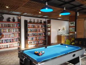 奈扬海滩绿纳 旅舍的台球室设有台球桌和书籍