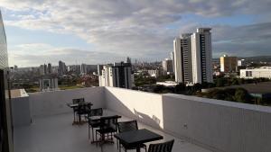 大坎皮纳Maravilhoso Apt 104 Home Service próximo Shopping Partage e Rodoviária的一个带桌椅的阳台,享有城市天际线