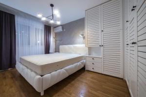 皮罗特Apartman Pesic的卧室配有白色的床和大衣柜。