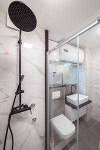 皮罗特Apartman Pesic的浴室设有玻璃淋浴间和卫生间
