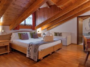佛加里达卡敏奈托酒店的阁楼上的卧室配有一张大床