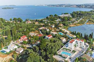 康托卡利Hidden Cove Corfu的享有度假村和水域的空中景致