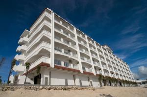 读谷村莫里马尔海滩度假公寓的海滩上的白色建筑,蓝天