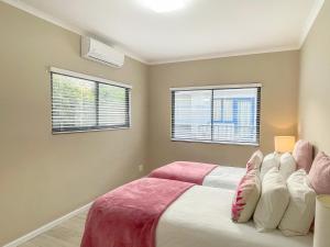 开普敦UysTUYS的一间卧室设有两张床和两个窗户。