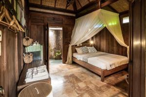 日惹Yabbiekayu Eco-Bungalows的一间卧室配有一张床和一张桌子