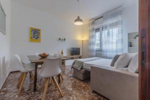 费拉拉Ferrara Charming apt 4 min walk from the bus stop!的卧室配有一张床和一张桌子及椅子