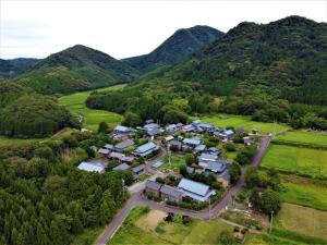 福井Auberge Fujii Fermier的享有山脉村庄的空中景致