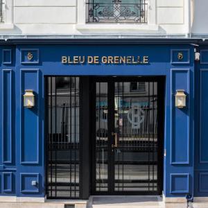 巴黎Hôtel Bleu de Grenelle的蓝色的入口,通往有门的建筑