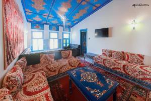 舍夫沙万Casa Plasa Grande CHAOUEN的带沙发和蓝色天花板的客厅